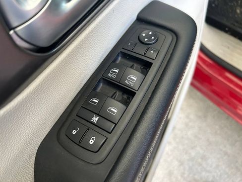 Used 2024 Chrysler Pacifica Touring-L FWD image 36