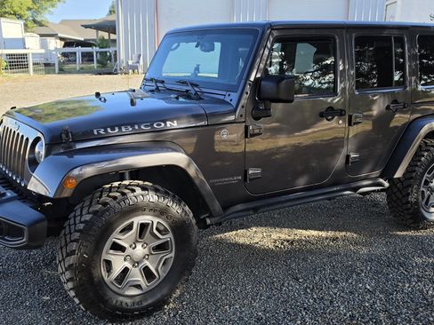 Used 2016 Jeep Wrangler Unlimited Rubicon w/ Connectivity Group AWD/4WD image 3