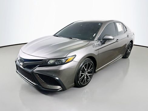 Used 2024 Toyota Camry SE image 3