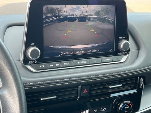 Used 2022 Nissan Rogue SV FWD image 25