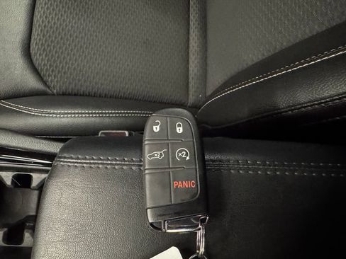 Used 2024 Jeep Compass Latitude w/ Convenience Group AWD/4WD image 17