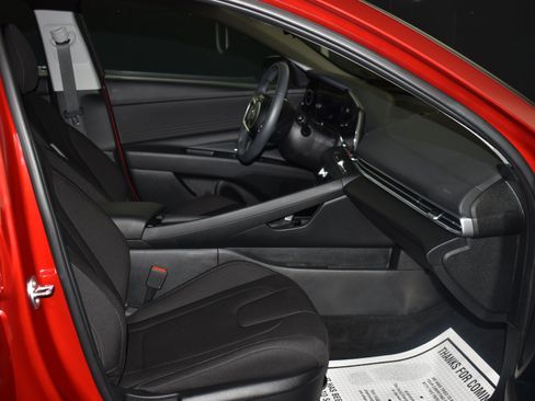 Used 2025 Hyundai Elantra SEL image 10