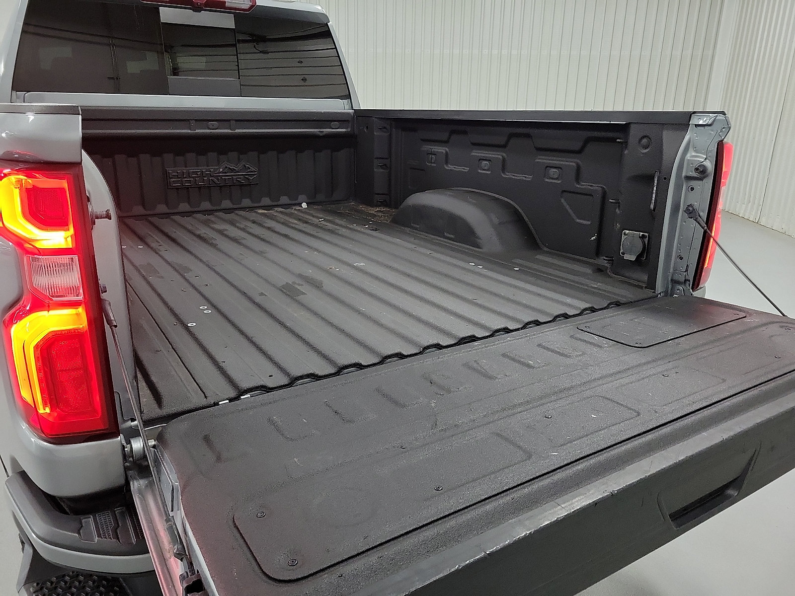 Used 2024 Chevrolet Silverado 2500 High Country w/ LPO, Dark Essentials Package AWD/4WD image 7