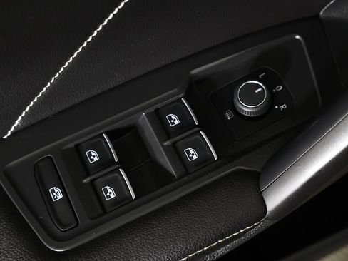 Used 2023 Volkswagen Tiguan SE w/ Panoramic Sunroof Package image 40