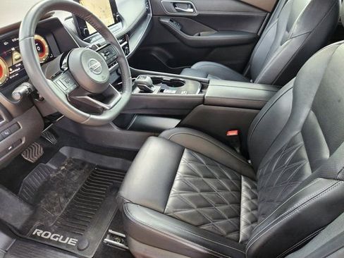 Used 2021 Nissan Rogue Platinum image 4
