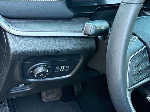 Used 2024 Jeep Grand Cherokee Limited w/ Black Appearance Package image 11