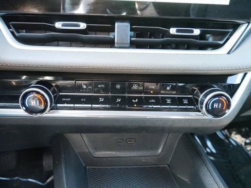Used 2025 Chevrolet Equinox LT w/ Convenience Package II AWD/4WD image 16