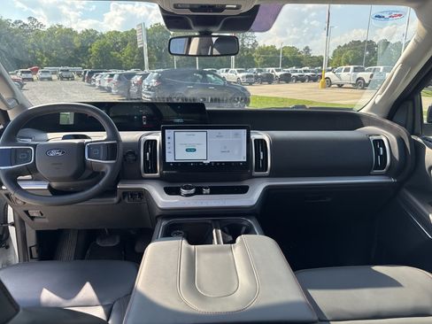 Used 2025 Ford Expedition Active image 18