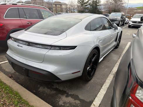 Used 2022 Porsche Taycan image 5