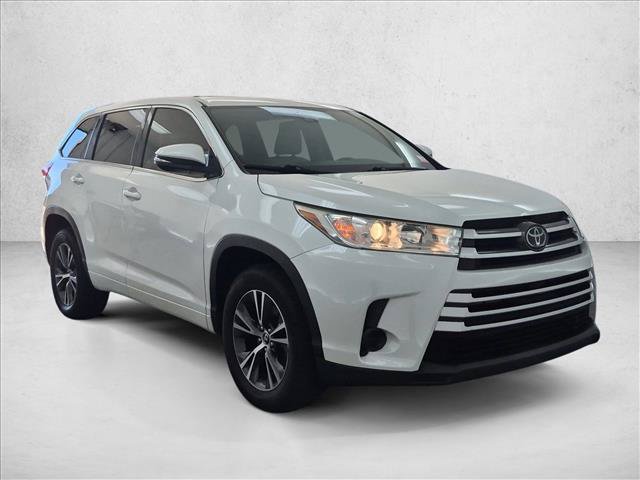 Used 2017 Toyota Highlander LE FWD image 3