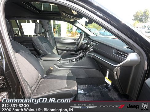 New 2025 Jeep Grand Cherokee Laredo X AWD/4WD image 18