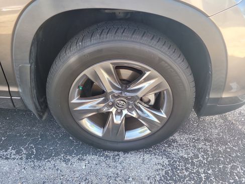 Used 2018 Toyota Highlander Limited Platinum FWD image 9