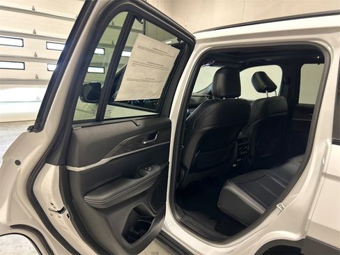 New 2025 Jeep Grand Cherokee Limited w/ Luxury Tech Group II image 28