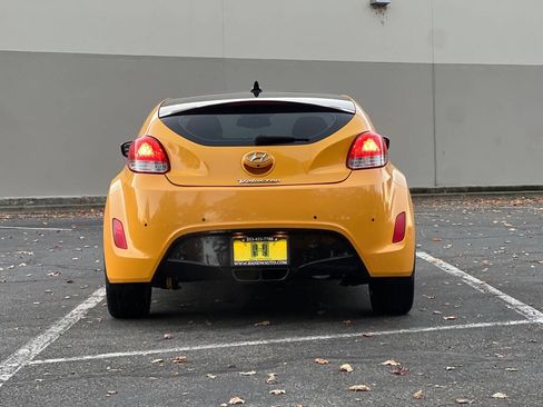 Used 2012 Hyundai Veloster w/ Style Pkg image 4