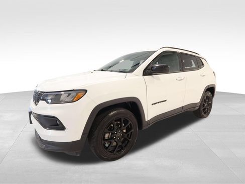 Used 2025 Jeep Compass Latitude w/ Convenience Group AWD/4WD image 8