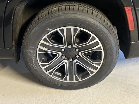 New 2024 Jeep Wagoneer L Series II w/ Flexible Seating Group image 7