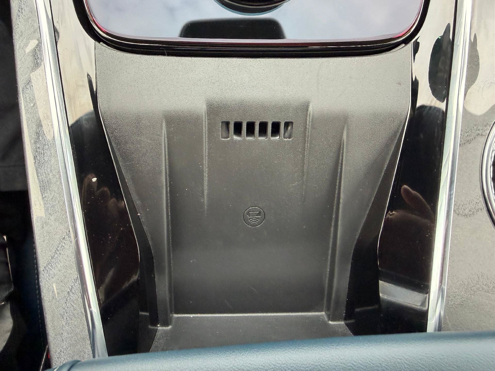 Certified 2025 Cadillac Escalade IQ Luxury 2 w/ LPO, Premium Carpet Package AWD/4WD image 31