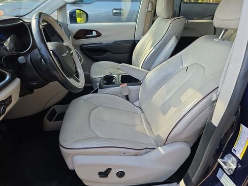 Used 2017 Chrysler Pacifica Limited image 8