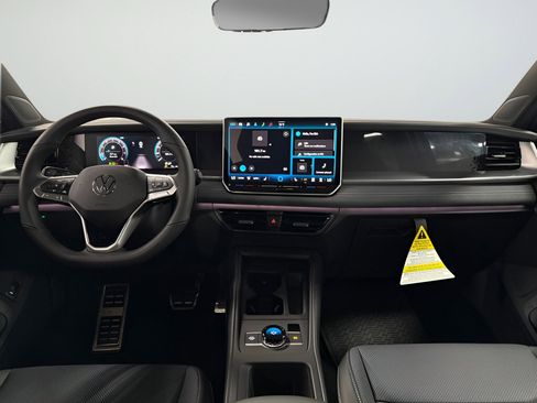 New 2025 Volkswagen Tiguan SE R-Line image 11