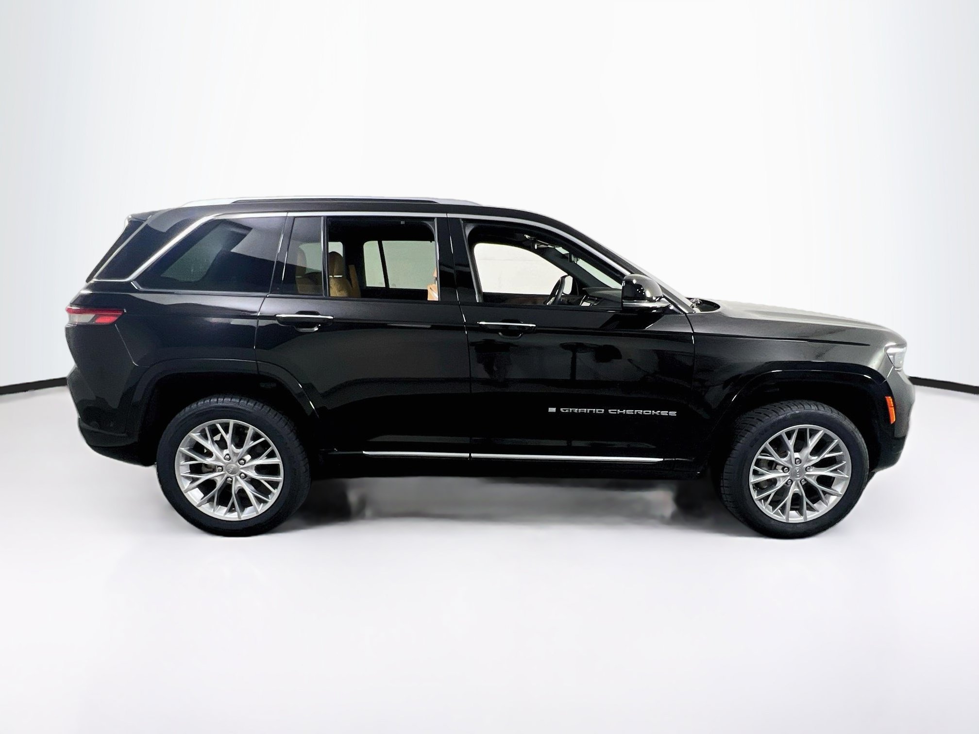 Used 2023 Jeep Grand Cherokee Summit w/ Adv Protech Group IV AWD/4WD image 4