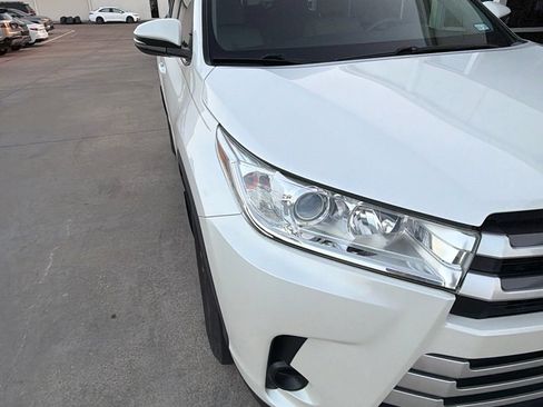 Used 2019 Toyota Highlander LE FWD image 3