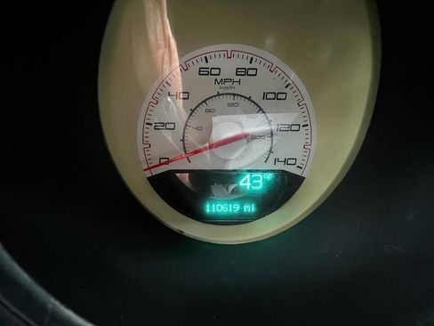 Used 2013 Dodge Challenger SXT image 29