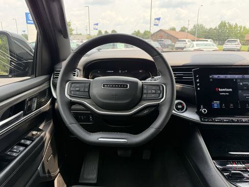 Used 2024 Jeep Wagoneer L Series III w/ Flexible Seating Group AWD/4WD image 27