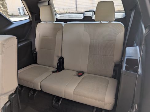 Used 2023 Chevrolet Traverse LS FWD image 18