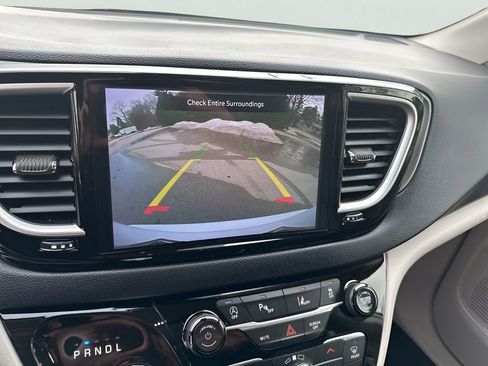 Used 2024 Chrysler Pacifica Touring-L image 26