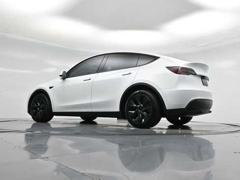 Used 2025 Tesla Model Y Long Range image 48
