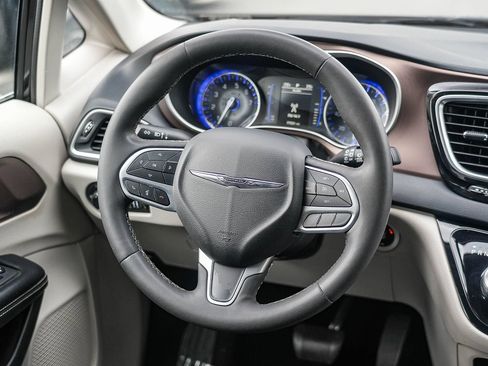 Used 2022 Chrysler Voyager LX FWD image 15