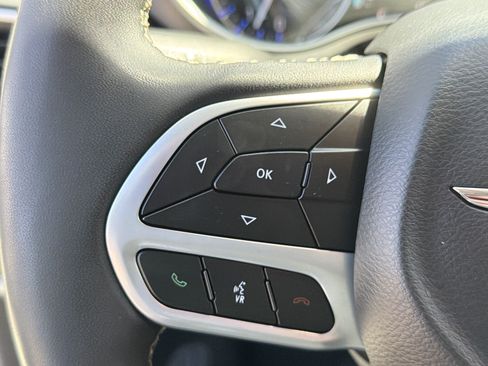 Used 2023 Chrysler Pacifica Touring-L FWD image 16