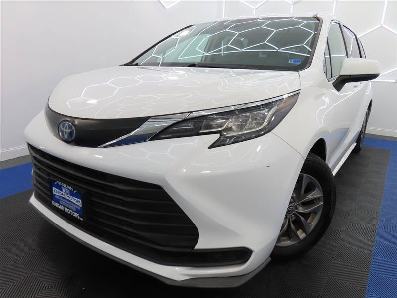 Used 2023 Toyota Sienna LE AWD/4WD image 1