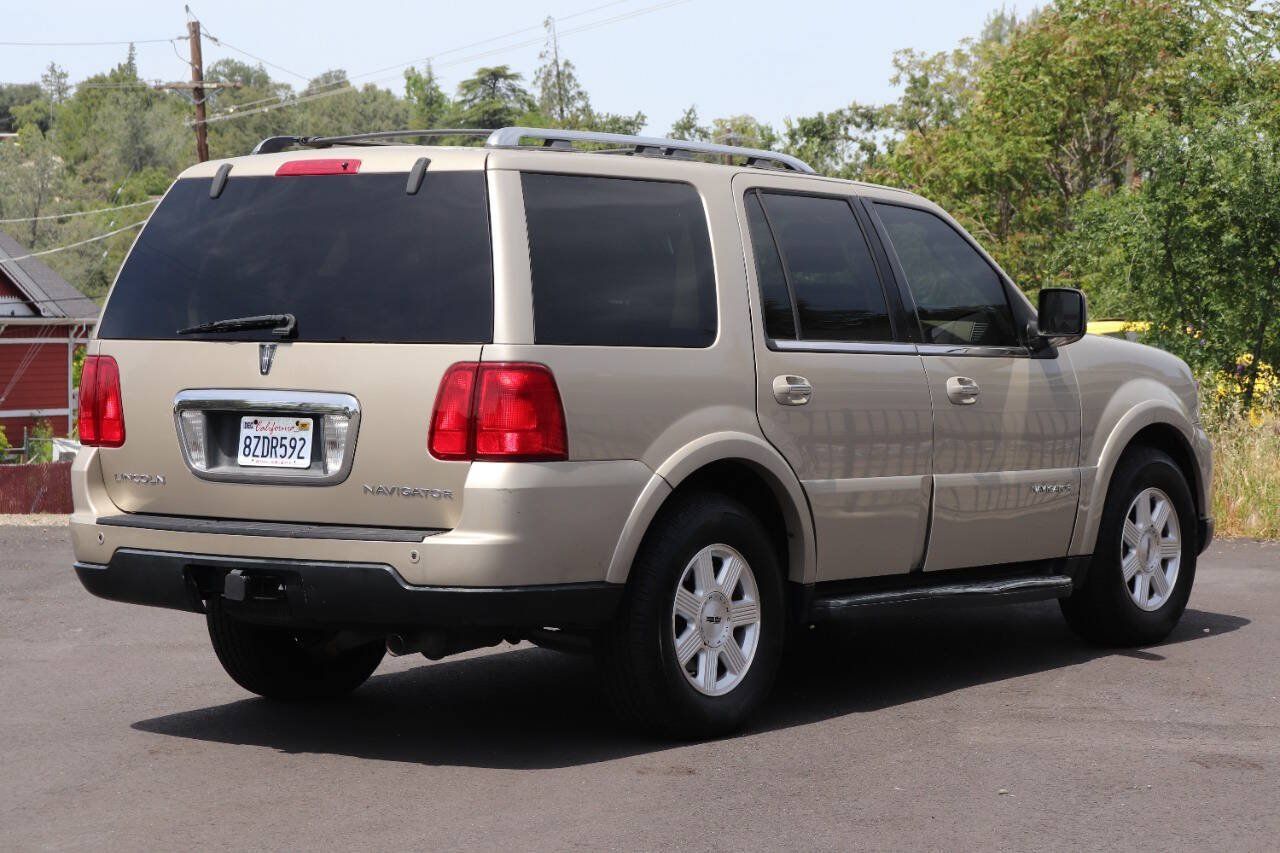 Used 2006 Lincoln Navigator Luxury RWD image 9