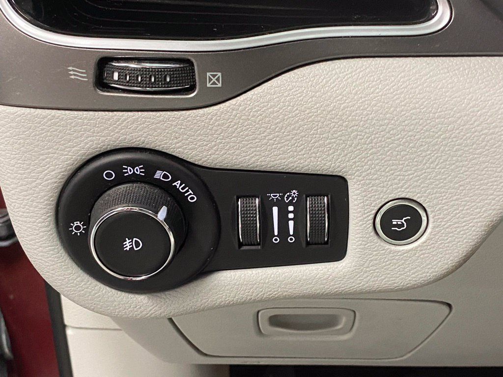 Used 2019 Jeep Cherokee Limited AWD/4WD image 18