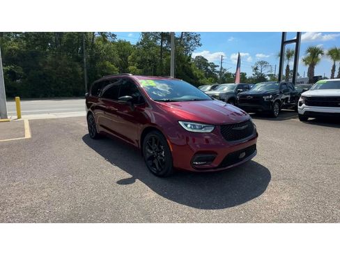 Used 2023 Chrysler Pacifica Limited w/ Uconnect Theater Family Group FWD image 8