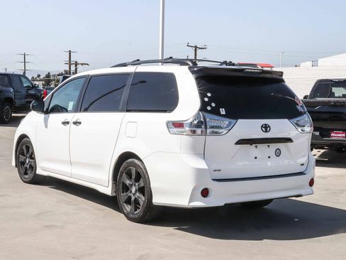 Used 2020 Toyota Sienna SE w/ Nightshade Edition FWD image 5