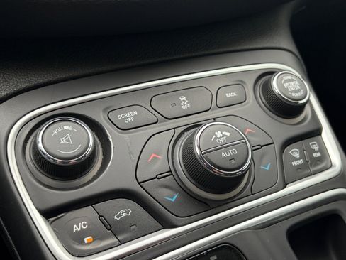 Used 2016 Chrysler 200 C AWD/4WD image 17
