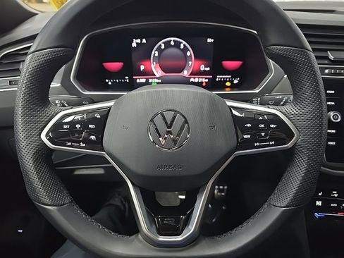 Used 2022 Volkswagen Tiguan SE R-Line image 19