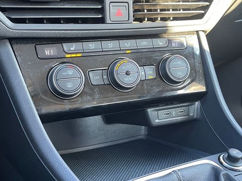 Used 2022 Volkswagen Jetta SE image 22