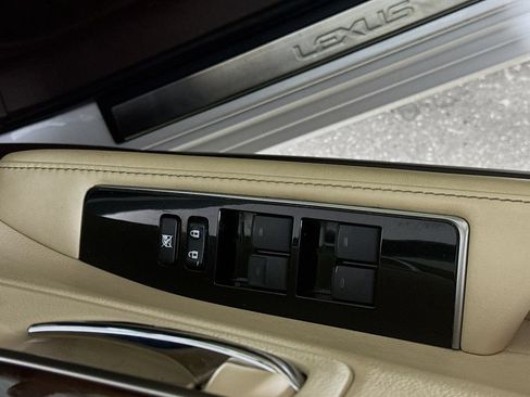 Used 2016 Lexus ES 350 w/ Luxury Package w/Wood Trim FWD image 16