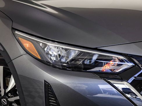 Used 2025 Nissan Sentra SV w/ SV Premium Package image 2