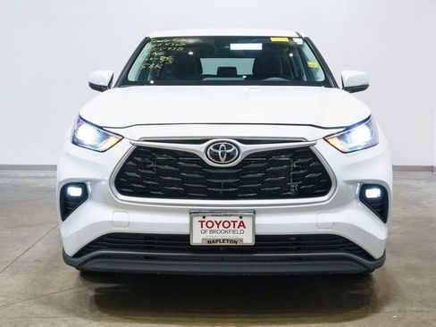 Used 2023 Toyota Highlander LE FWD image 6