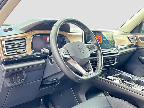 Used 2025 Volkswagen Atlas SE image 9