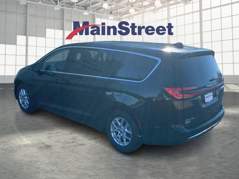 Used 2024 Chrysler Pacifica Touring-L image 3