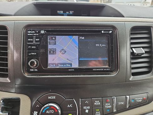 Used 2013 Toyota Sienna LE image 28