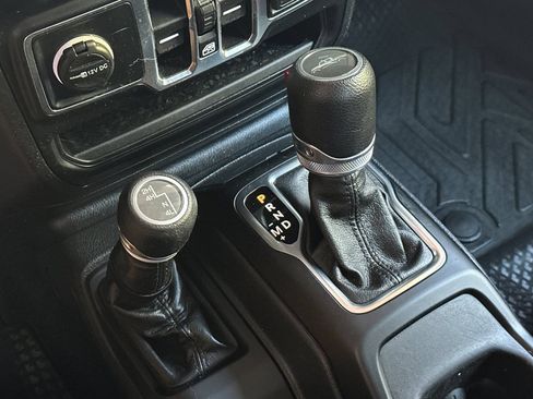 Used 2023 Jeep Gladiator Sport AWD/4WD image 20