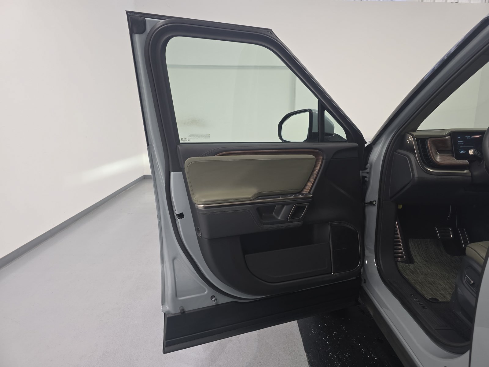 Used 2022 Rivian R1T Adventure AWD/4WD image 16