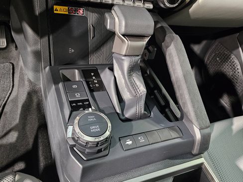 Certified 2025 Toyota Tacoma Limited AWD/4WD image 32