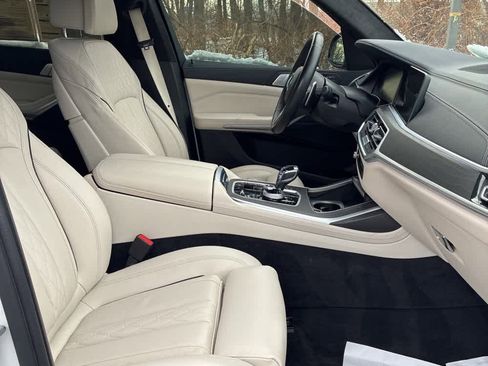Used 2022 BMW X7 xDrive40i w/ M Sport Package image 9
